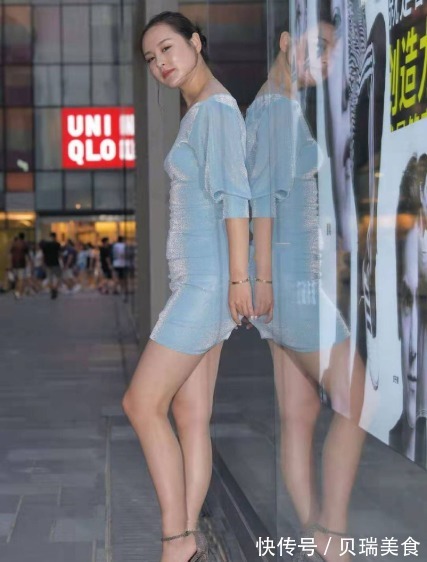 一字|浅蓝色一字肩连衣裙搭配系带高跟鞋,光鲜靓丽,优美迷人