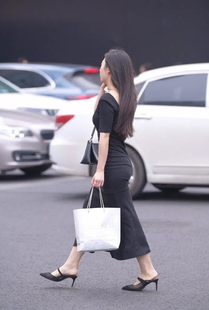 微风拂起的秀发,搭配一袭黑色长裙,才是少女该有的样子