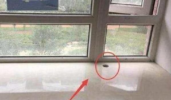 师傅|装修师傅在飘窗上留下一个洞,幸亏邻居提醒,差点误会自己被坑了