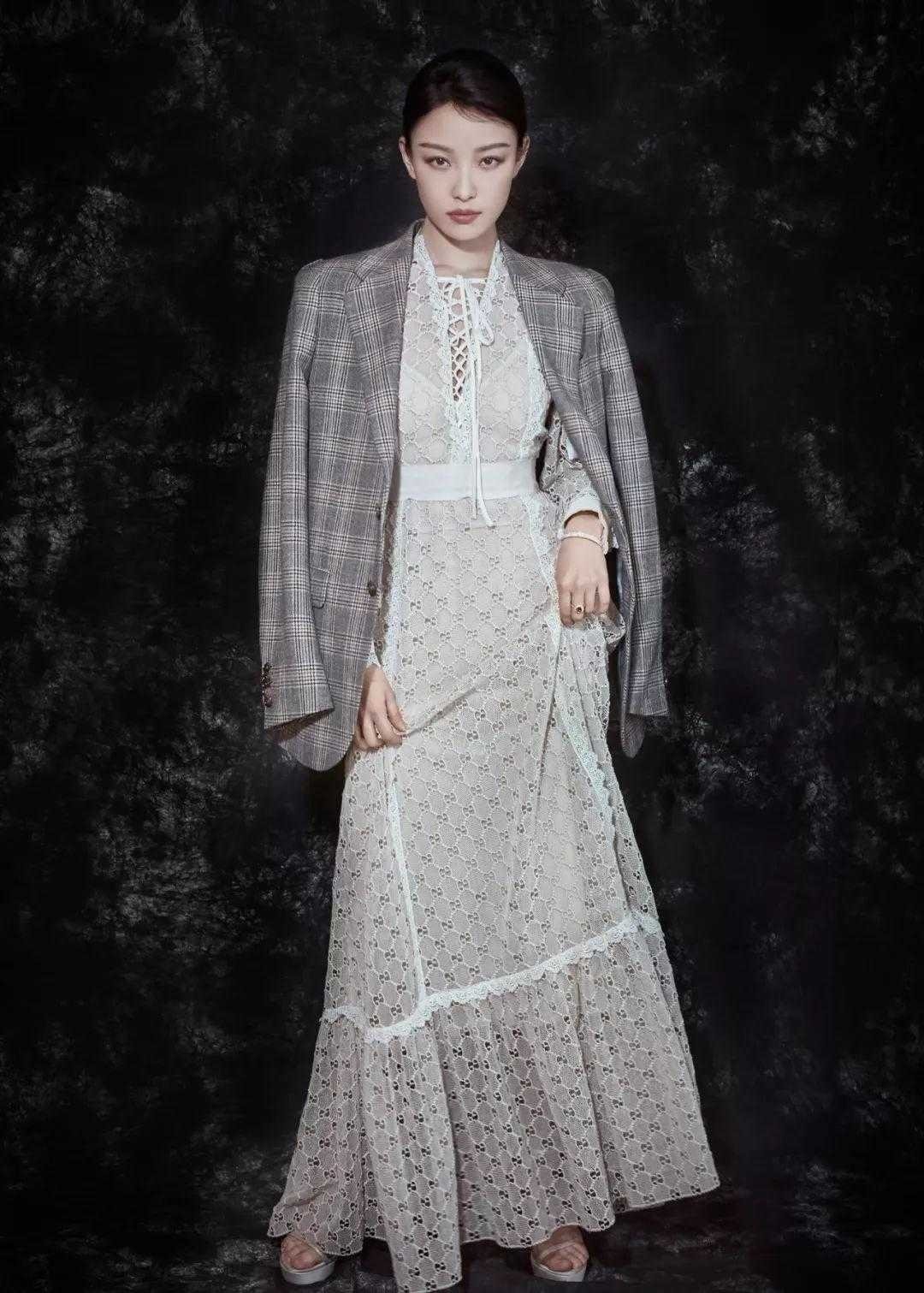 霍汶希身材和气质一流，西装内搭白T恤高级干练，显高又显瘦