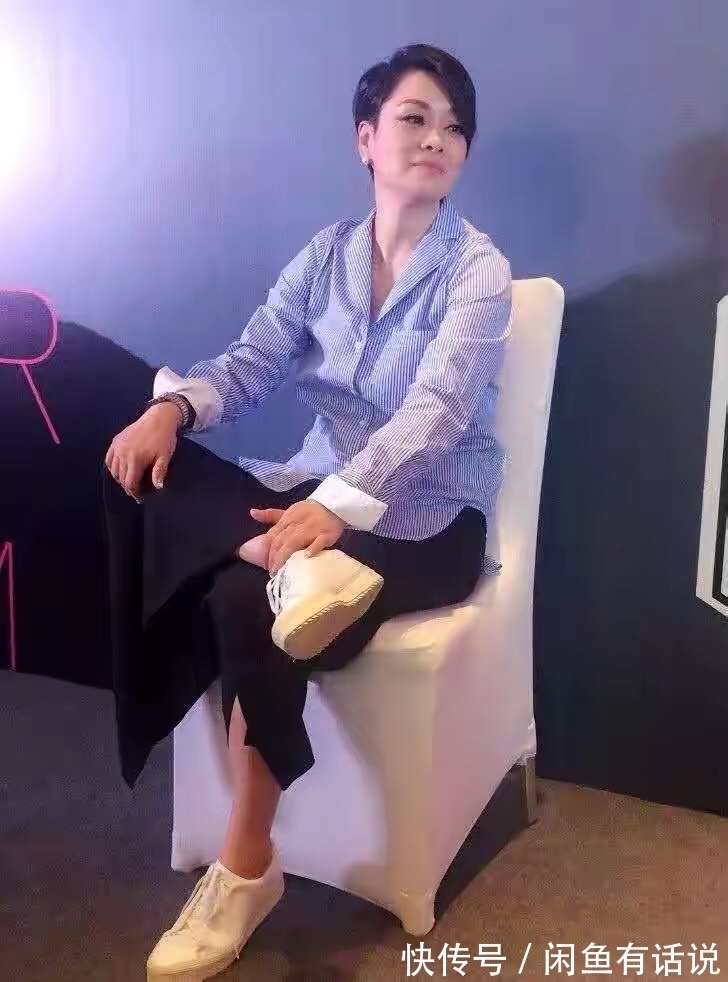 裤装|毛阿敏穿出奶奶辈的“潮流感”,把丝巾拼在裤子上,比年轻人时髦