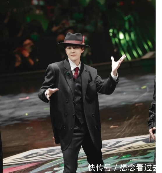 《街舞》总决赛直播：王一博穿成“上海滩”，坐在台下小动作不断