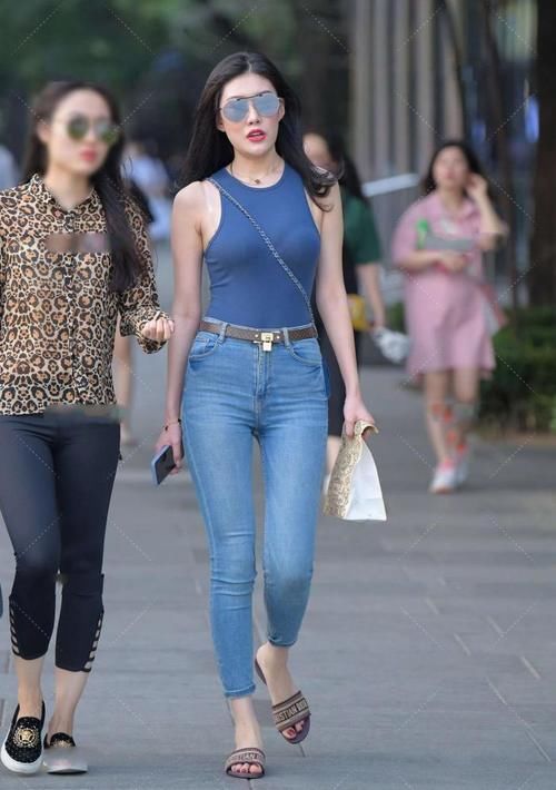 小姐姐|街拍:年轻靓丽的紧身打底裤美女,展现出婀娜多姿的风采!