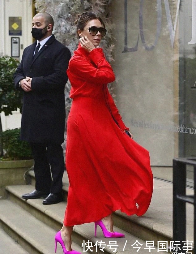 时装设计|贝克汉姆娇妻参观自家时装店,光腿穿上万元大红裙,配粉色细高跟