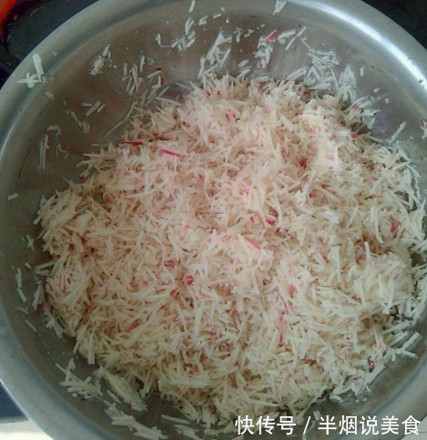 60岁奶奶炸萝卜丸子调面糊时，不加水只加它，丸子又香又脆