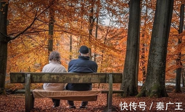 父母|母亲每天捡破烂,三个儿子都不愿养,女儿接回家后买楼又买车