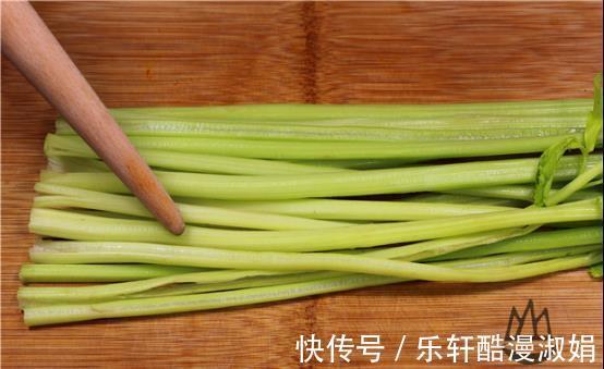 胡萝卜丝|芹菜好吃有诀窍，最忌焯水和直接炒，教你这样做，脆嫩入味不塞牙