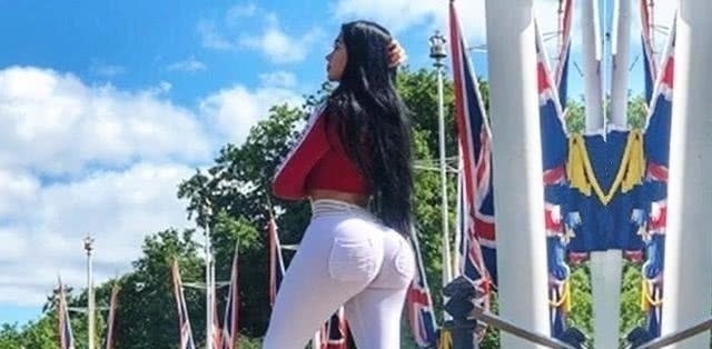 女生|130斤微胖女生,健身塑造妖娆曲线,凭借挺翘臀部走红网络