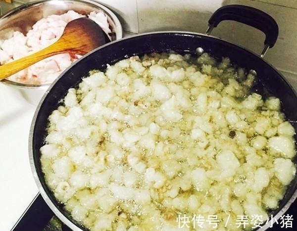 熬猪油时,只用水就废了,多加两样,猪油洁白如玉,放1年都不坏
