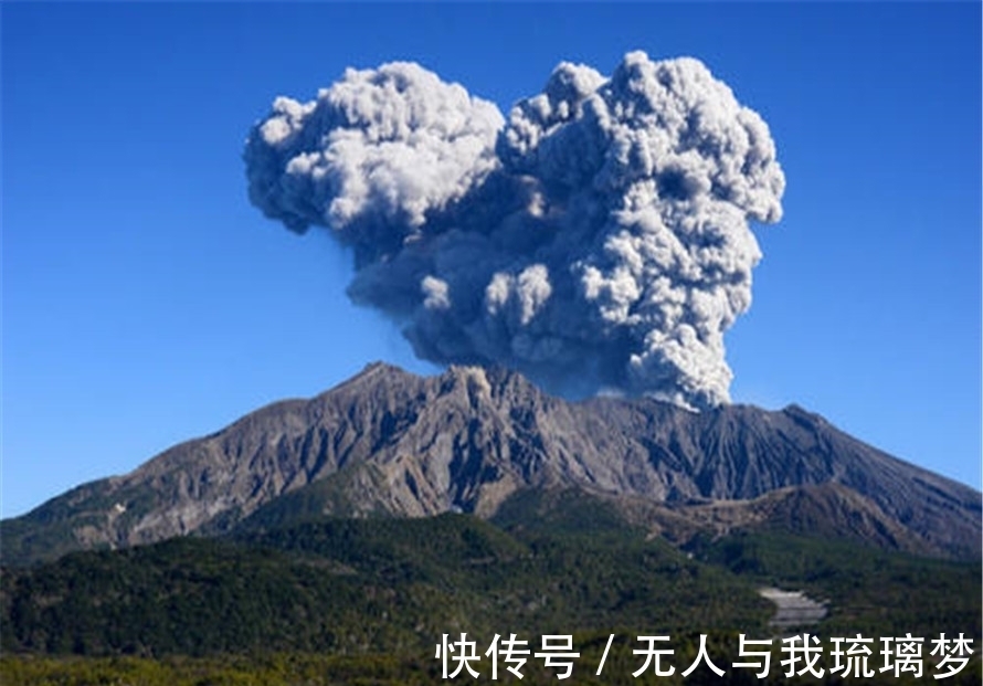 埃特纳火山喷发 约40名游客紧急撤离 温度极高感觉要被烤焦了