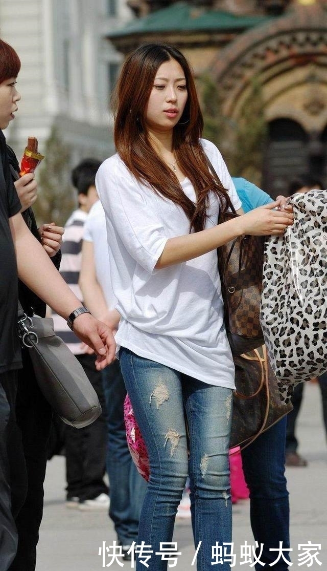 街拍:牛仔裤简洁大气,打造窈窕身材超有型