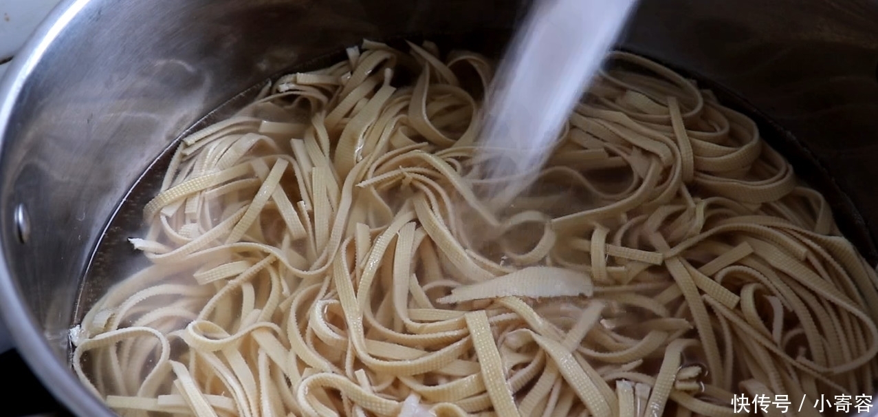 豆腐皮别再炒着吃了,教你一个特色吃法,一做一大盆,方法超简单