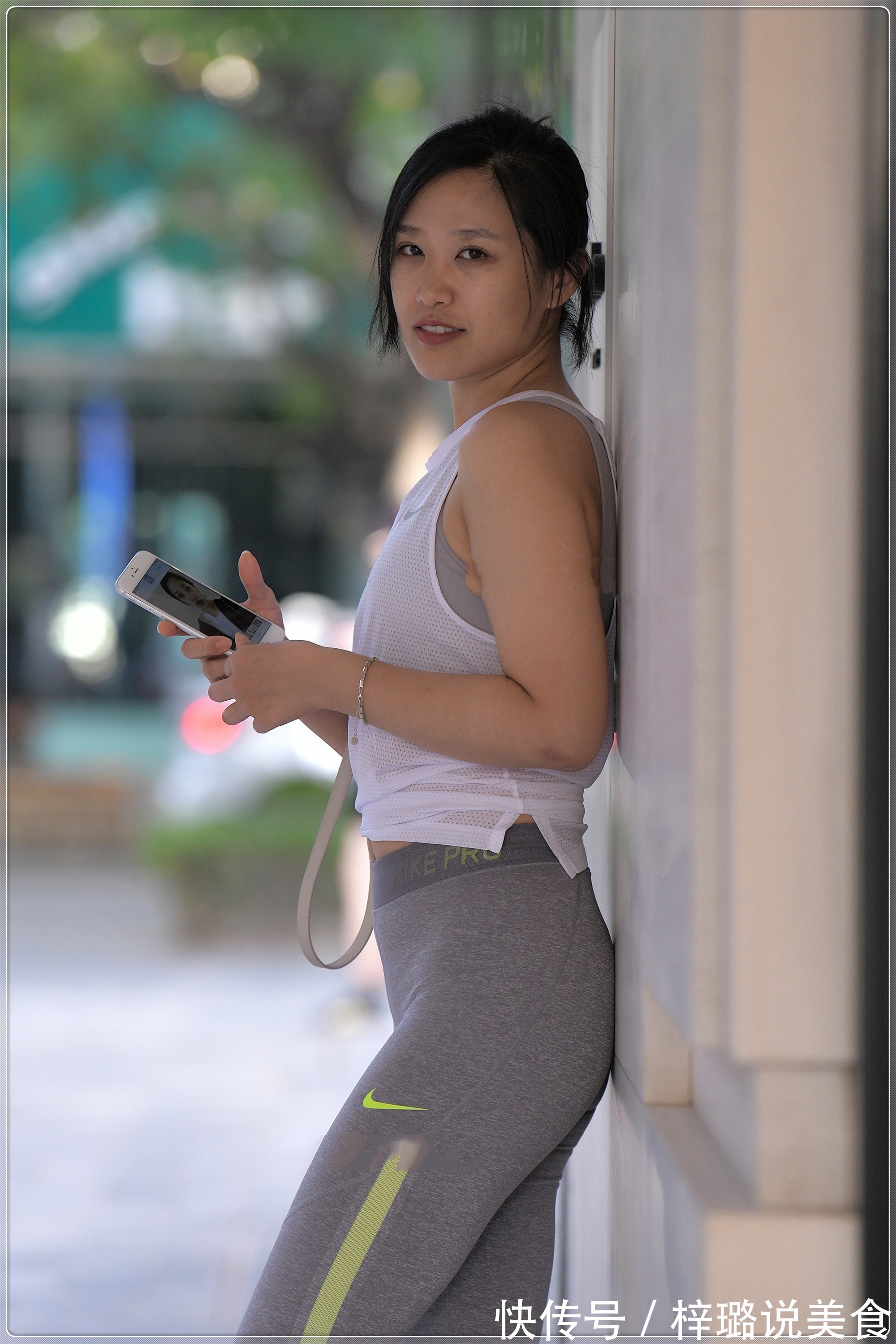 面料 无袖冰丝短T搭配浅灰色运动裤,贴身舒适,清凉一夏