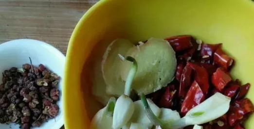 这道菜在餐馆吃太贵,自己做30元搞定,麻辣鲜香超下饭!