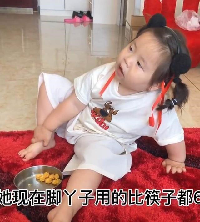 爸爸|爸爸当女儿面抠脚,女儿就此学会一项“绝技”,妈妈看后无法淡定