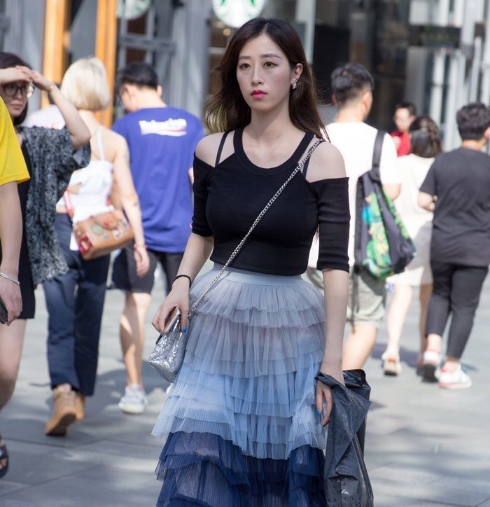 街拍:小姐姐搭配尽显青春靓丽,大方又优雅