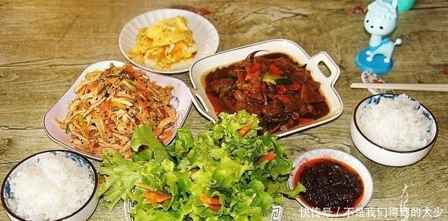 娘俩的午餐,1凉1热1生菜,晒朋友圈火了,网友:只要生菜