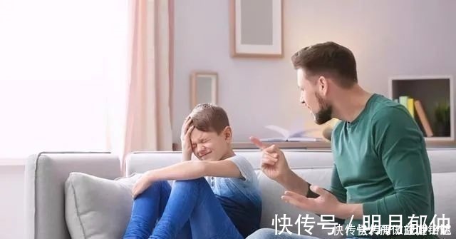 宝爸|有种养娃叫“佛性养娃”,孩子奶粉撒一地,宝爸坐视不管