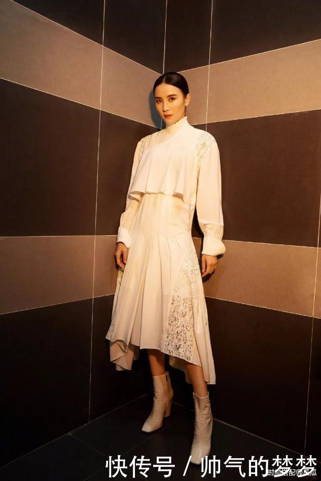 小白鞋已经不时髦了！裸靴才是今年的“宠儿”，这样搭气质翻倍