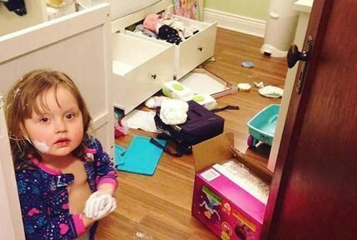 小男孩|3岁女孩被炮炸伤,爸爸怒踹小男孩,家长小孩子玩呢,至于吗