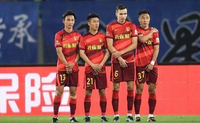 球迷|早上5点!上海媒体做出争议报道,球迷吐槽:中国足球真是个笑话
