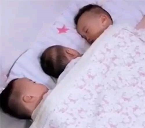 大宝|三胞胎兄弟一起睡觉，妈妈掀开被子看到大宝二宝的动作，被暖到了