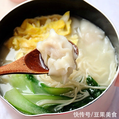 我家做骨汤馄饨面就用这个方法,解馋又营养