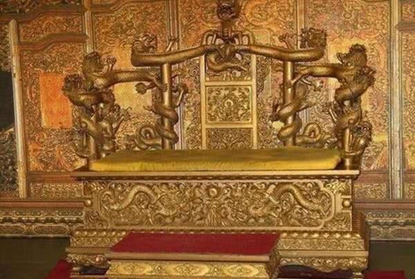 刘伯温|朱元璋正准备向龙椅跪下磕头,刘伯温直接一脚踢翻,造就了一个千古一帝!