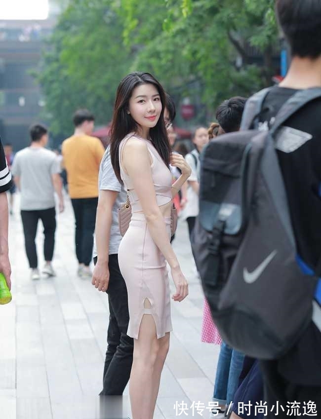 姑娘|连衣裙中间被“剪一刀”,姑娘还真敢穿啊!