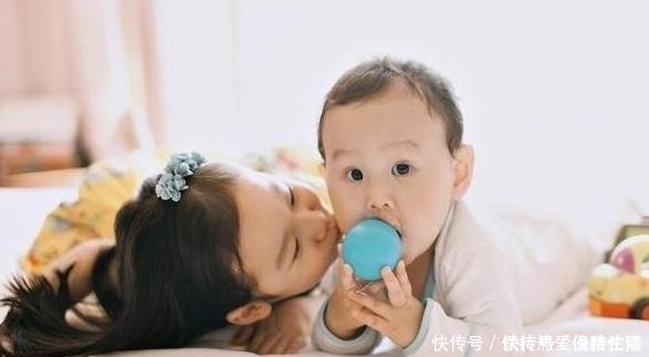 肩膀|“最美姐姐”火了,小肩膀背起双胞胎妹妹,网友:长姐如母呀