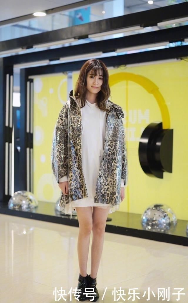 时尚穿搭,白色西装跟小白裙一样,拥有着优雅整洁的美感