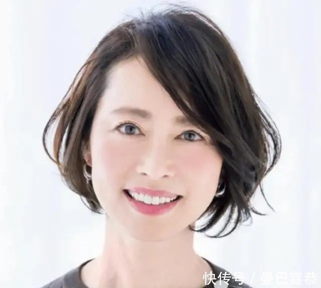 女人|55岁左右的女人,还在留长直发吗,建议烫这几种发型,优雅好看