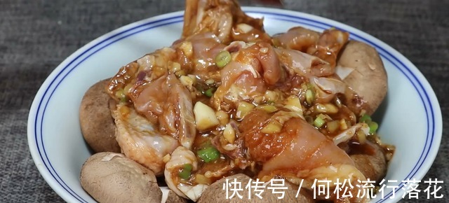 以后鸡肉就这样吃，不炒不炖，往锅里一倒，出锅瞬间流口水！