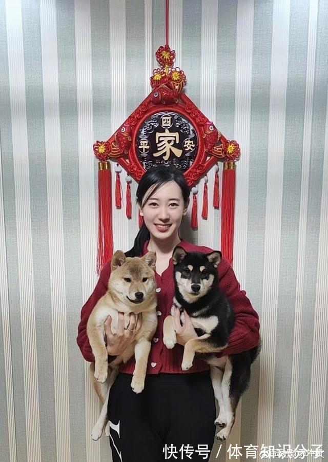 中国乒乓球队|除夕夜,宁泽涛一袭红衣,女排国手丸子头,孙一文“左拥右抱”!