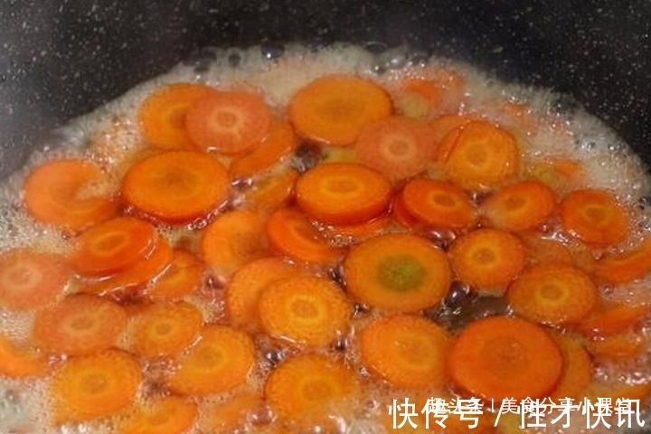 胡萝卜别再当配菜了，做成一道零食，又甜又劲道，上桌全家都爱吃