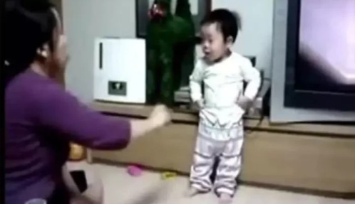 犯错|宝宝犯错被妈妈责罚,这个行为却让妈妈暖心,网友太聪明了