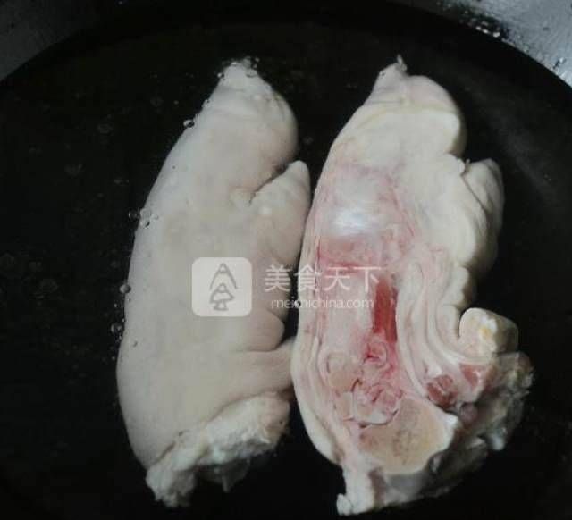 这是一个美味的卤猪蹄配方,芳香油腻,营养又美味