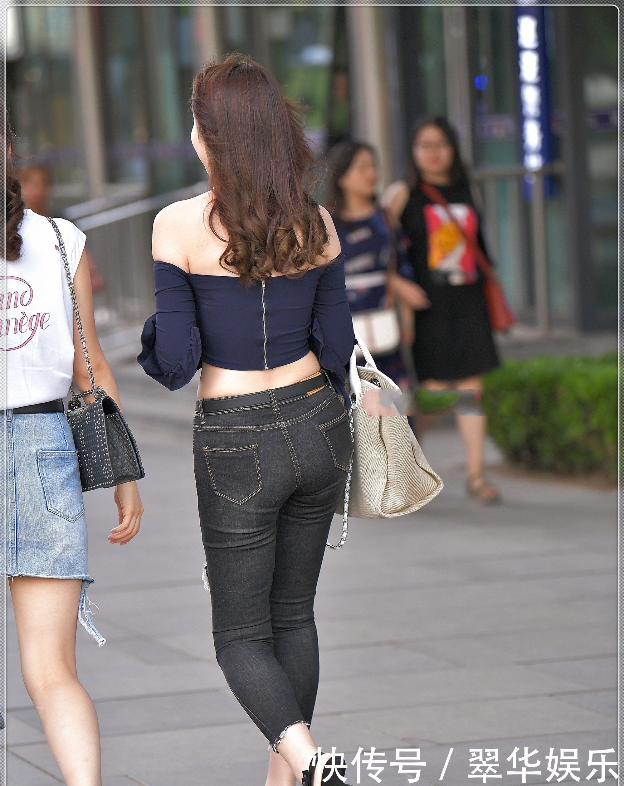 毛边|黑色抹胸荷叶上衣搭配破洞牛仔裤,款式独特,风格多变