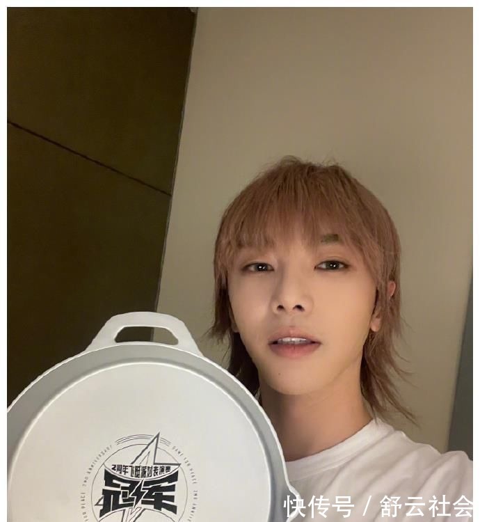 華晨宇曬出吃雞賽獎(jiǎng)杯，這不是重點(diǎn)，雙眼無(wú)神似“網(wǎng)癮”少年