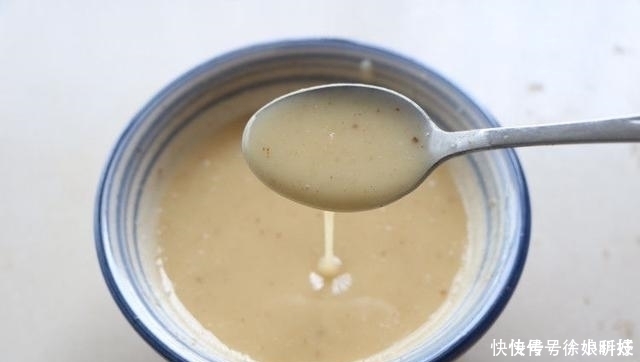 做法简单的烙饼，不用揉面不用发面，外酥里嫩热乎乎的才好吃