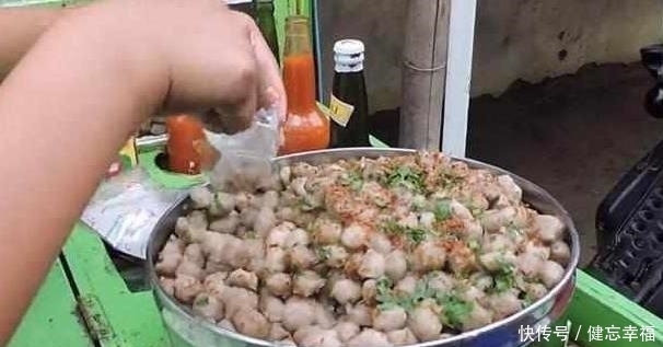 单亲妈妈校门口卖小吃,一元一个圆球球,不到2小时卖完!