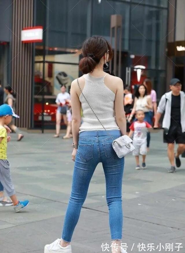 身材 个性十足的瑜伽裤更显街头休闲风格,显得身材高挑,很有时尚气质