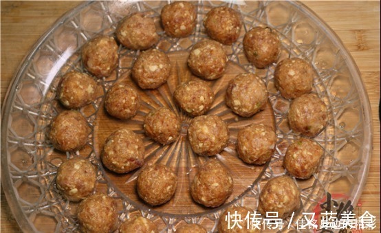 炸丸子有人放淀粉，有人放面粉，都错了！教你正确的做法，太香了