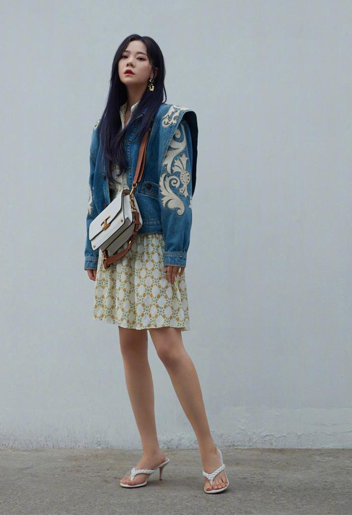 早秋火了一种穿法,叫“牛仔外套+连衣裙”,照着穿时髦又显瘦