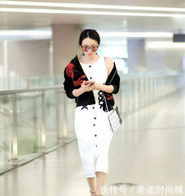 外套|学明星用黑色外套配连衣裙,温婉优雅