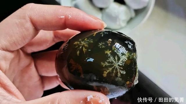 饭店大厨,皮蛋特别好吃,原来是这样切的,不沾刀,不散花