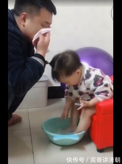 原生家庭|爸爸给女儿洗脚时,父女俩的这个举动,把一旁的妈妈给逗乐了