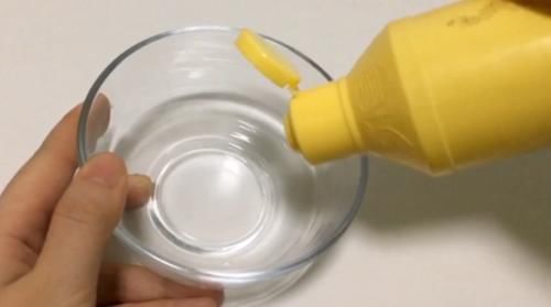 纱窗脏了不用拆洗，只需喷一喷，污垢哗哗往下掉，立马洁净如新