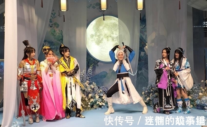 漫展|BW漫展最神“Coser”,站在原地一动不动,路人排长队等合影