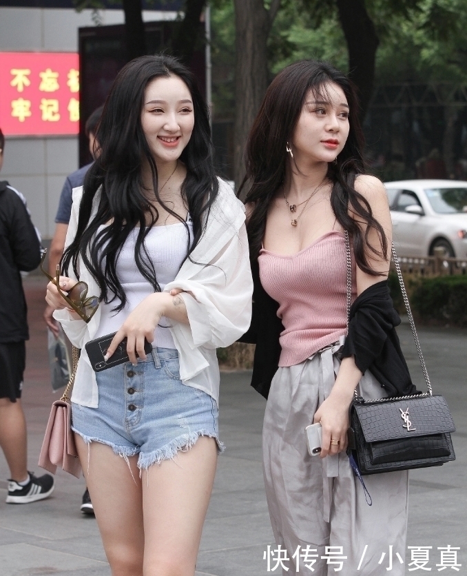 街拍这2个女孩长得都漂亮,更喜欢左边那女孩,真是迷人